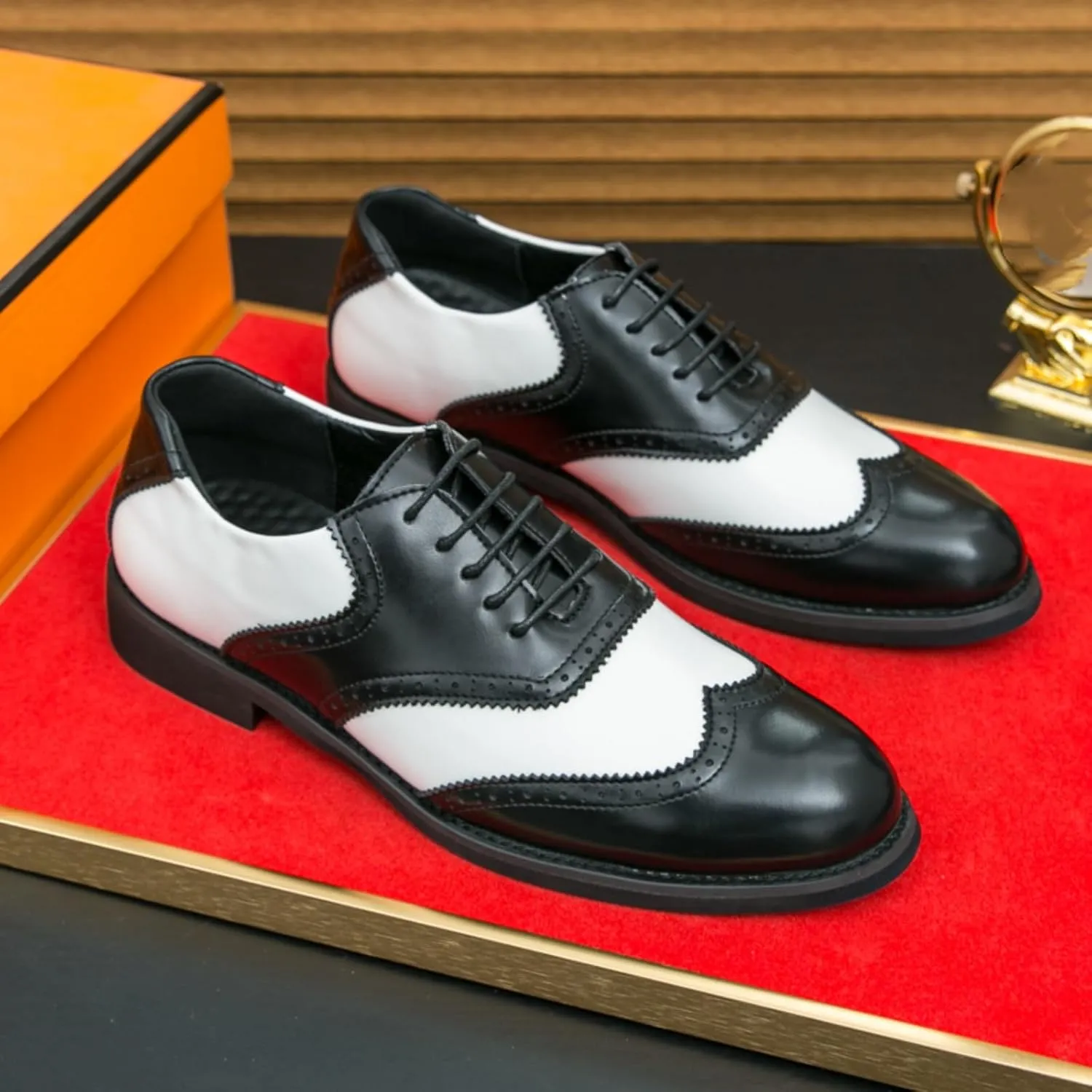 Men's Two - Tone Leather Wingtip Oxford Shoes with Laces, Combining Classic Design and Fine Craftsmanship