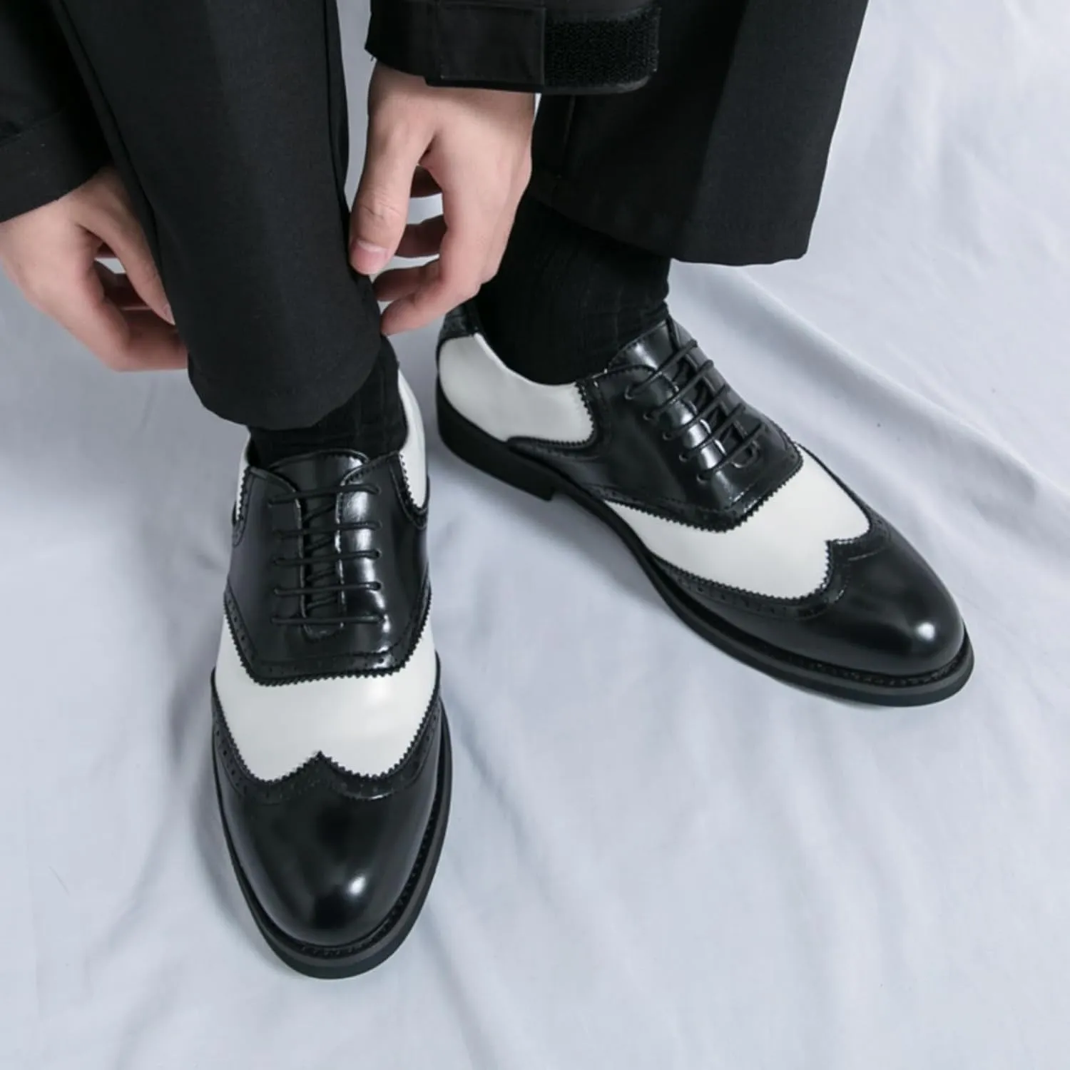 Men's Two - Tone Leather Wingtip Oxford Shoes with Laces, Combining Classic Design and Fine Craftsmanship