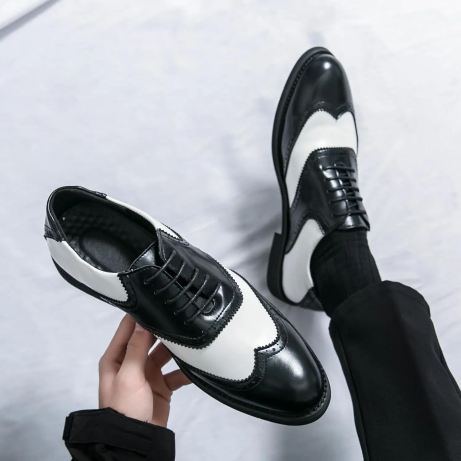 Men's Two - Tone Leather Wingtip Oxford Shoes with Laces, Combining Classic Design and Fine Craftsmanship