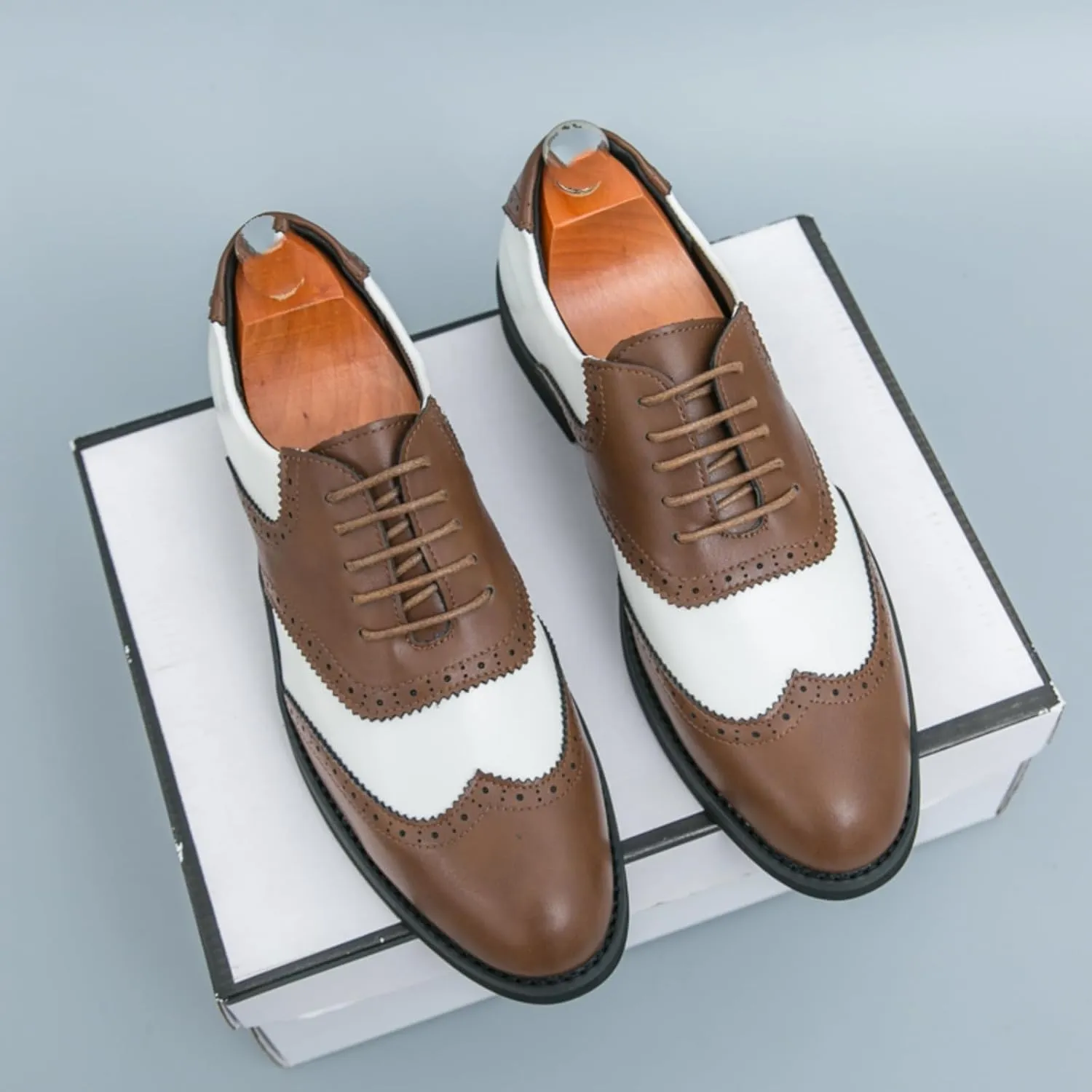 Men's Two - Tone Leather Wingtip Oxford Shoes with Laces, Combining Classic Design and Fine Craftsmanship