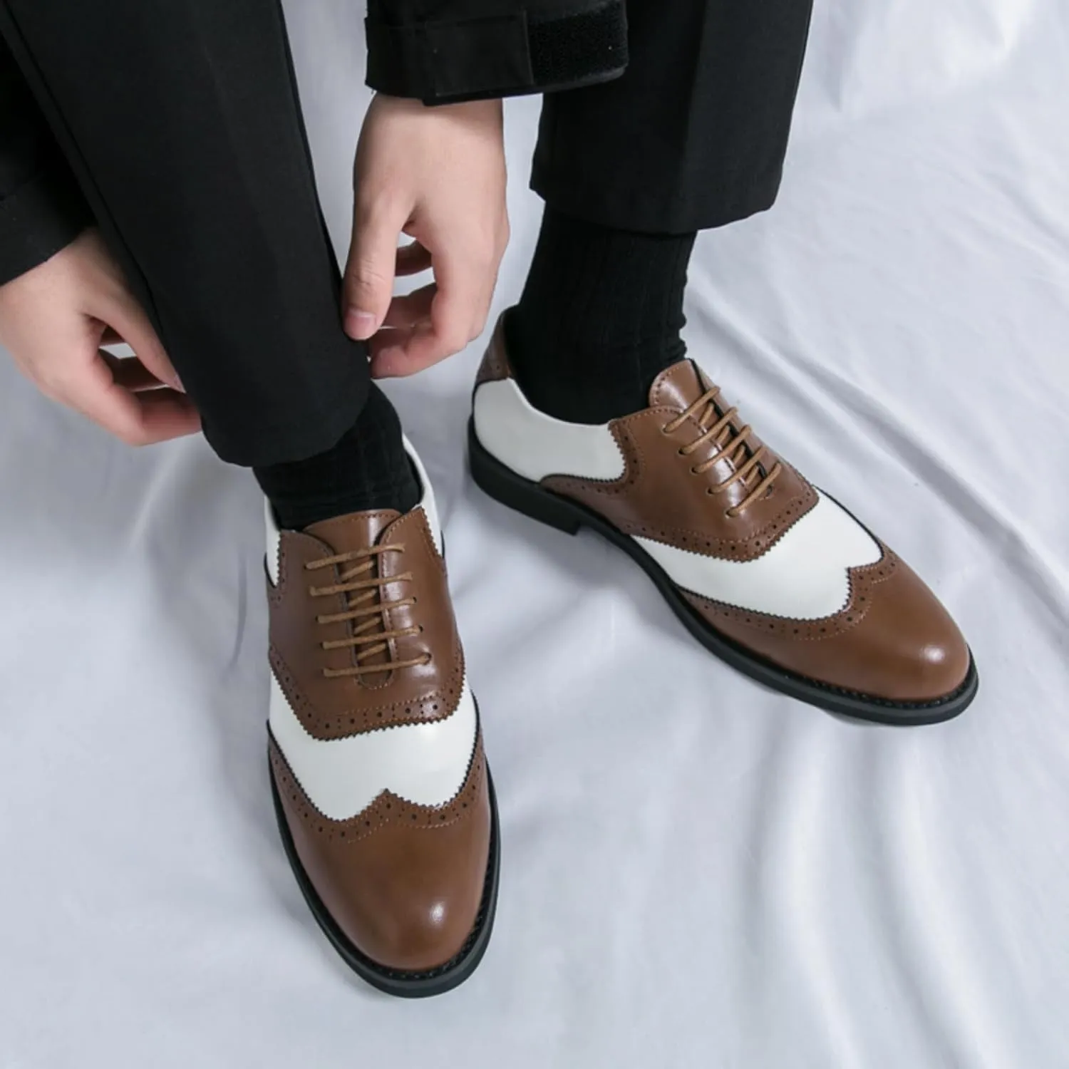 Men's Two - Tone Leather Wingtip Oxford Shoes with Laces, Combining Classic Design and Fine Craftsmanship