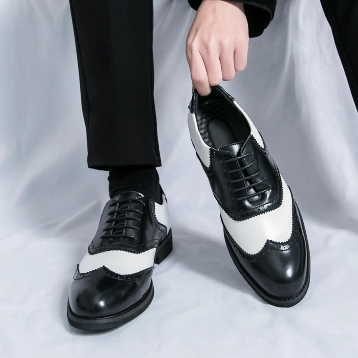 Men's Two - Tone Leather Wingtip Oxford Shoes with Laces, Combining Classic Design and Fine Craftsmanship
