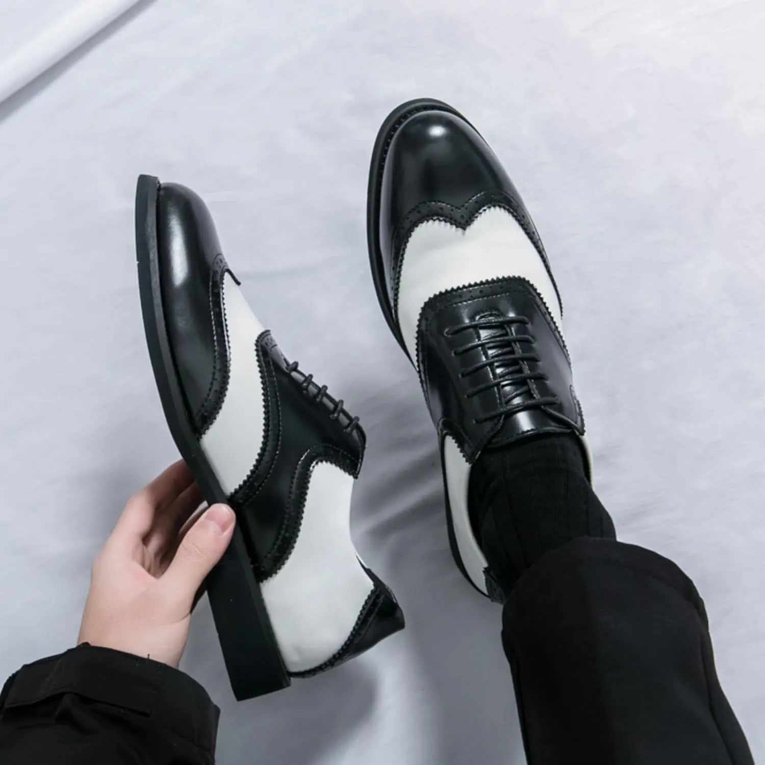 Men's Two - Tone Leather Wingtip Oxford Shoes with Laces, Combining Classic Design and Fine Craftsmanship