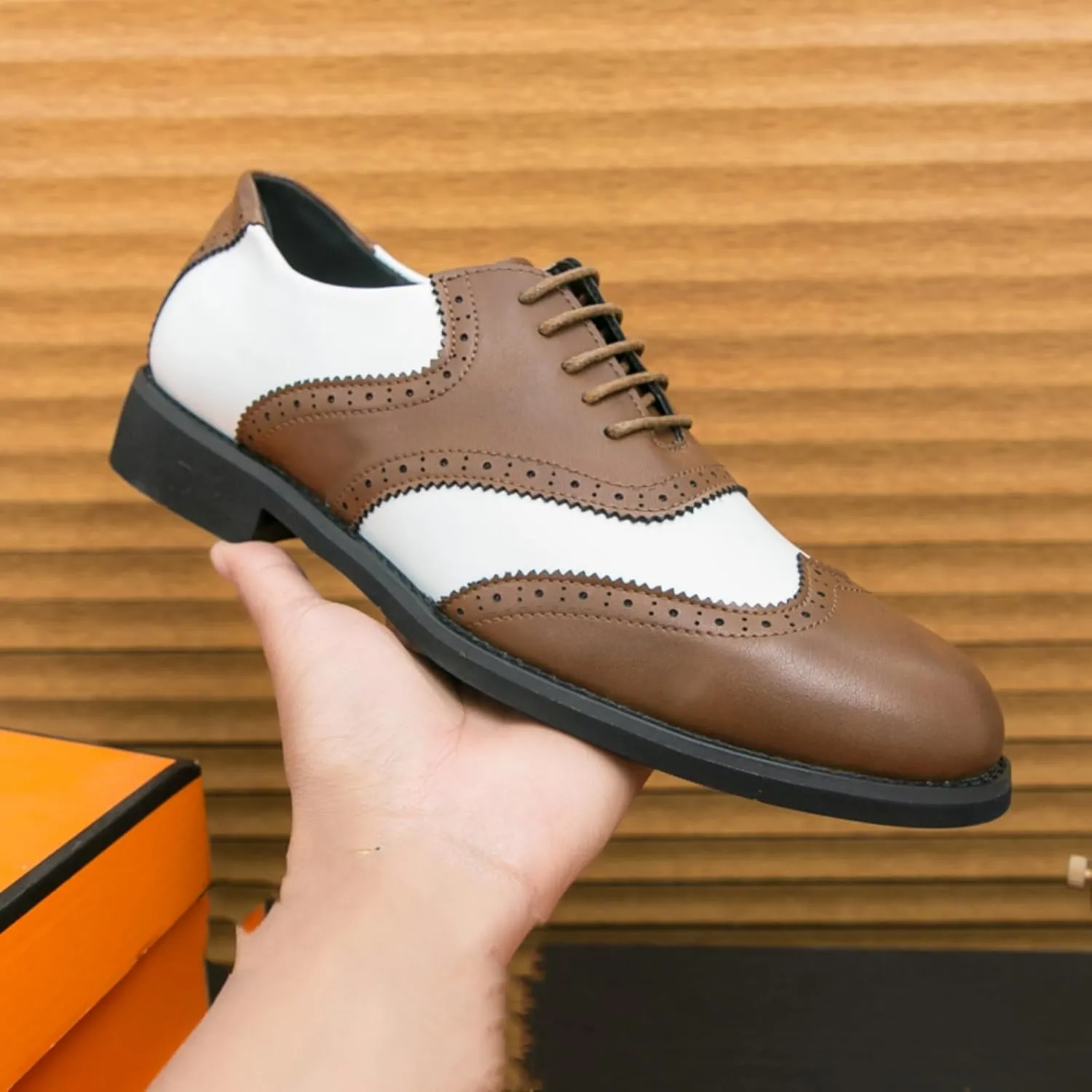 Men's Two - Tone Leather Wingtip Oxford Shoes with Laces, Combining Classic Design and Fine Craftsmanship