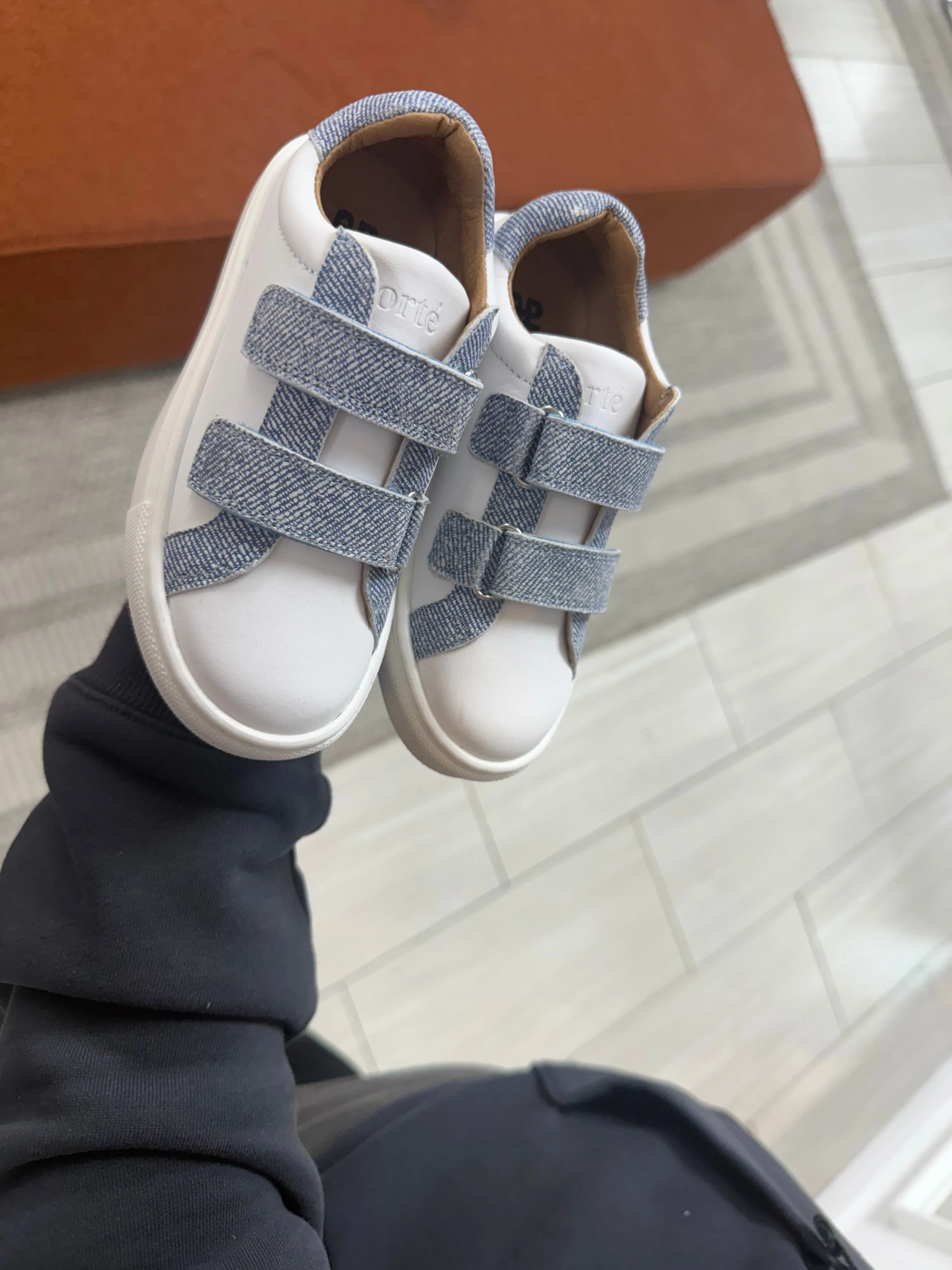 Porte Denim Velcro Sneaker